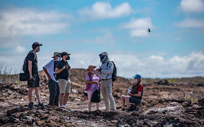 Galápagos con mascarilla 2 turistas islas galapagos 1