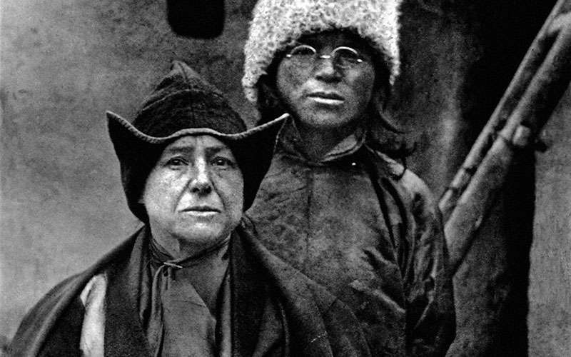 Escritores viajeros en territorios prohibidos 1 Alexandra y Lama Arthur Yongden. Lo conoció en 1914 y sería su hijo adoptivo.